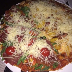 pizza mediana. mitad Prosciuto, mitad dolce tentazione. increible!