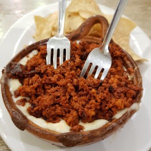 Queso fundido con chorizo