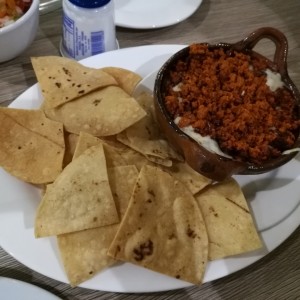 Queso fundido con Chorizo y totopo