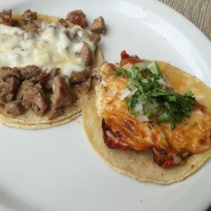 Taco al pastor y taco de bistec