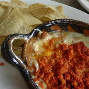 Queso fundido con chorizo y totopos