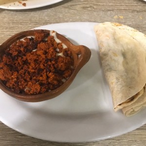 Queso fundido con chorizo