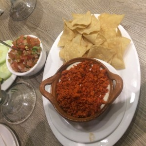 queso fundido con chorizo