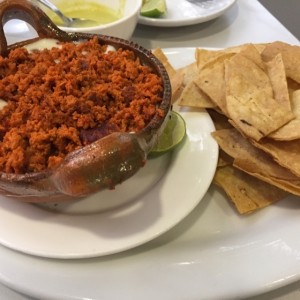 queso fundido con chorizo
