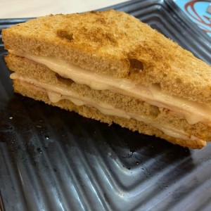 Emparedado de pan integral con mozzarella y pavo