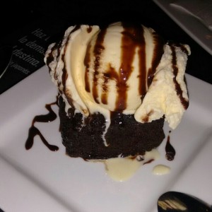 Postres - Torta de chocolate (brownie con helado)