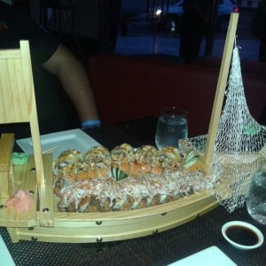Barco de tres selcciones de sushi
