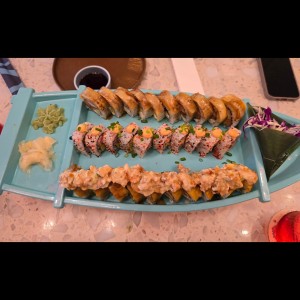 Barco de 3 rollos (Tropical, Maguro Spicy e Itsmo Roll)
