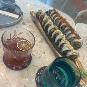Margarita ibiscuss, roll spicy tuna y Sakura