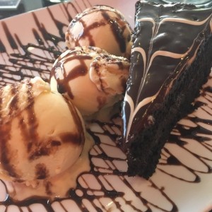 Postres - Torta de chocolate con helado