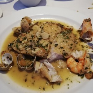 corvina con almejas y langostinos