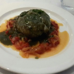 Corvina rellena de mariscos en salsa de tinta de calamar
