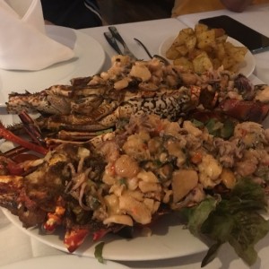 langosta con mariscos en salsa blanca