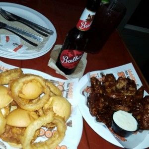 Alitas, mini hamburguesas y aros de cebolla.