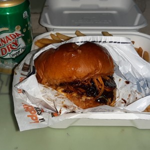 La Bichota competidora del Burger Week