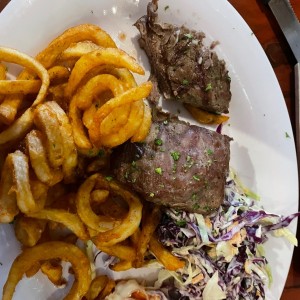 filete de res con papas fritas