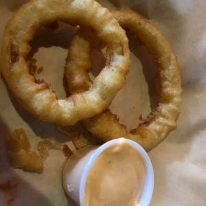 onion rings con salsa chiplotle