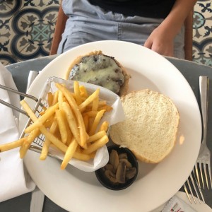 hamburguesa con hongos y aceite trufado