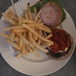 hamburguesa angus con queso de cabra