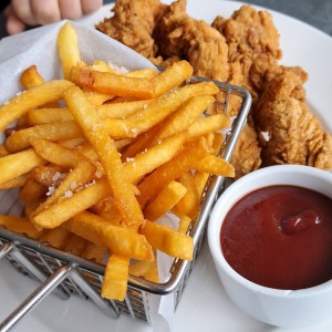 Deditos de pollo con papas fritas