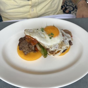 Filete de res con tortillas y huevo