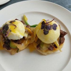 Huevos benedict en tortitas de yuca y carne