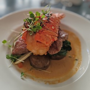 Tierra y Mar. Filete y langosta. Delicioso.