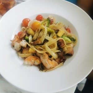 PASTA AL OLEO CON LANGOSTINOS Y PULPO