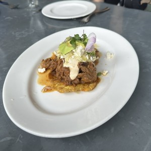 PUERCO EN ADOBO SOBRE PATACONES