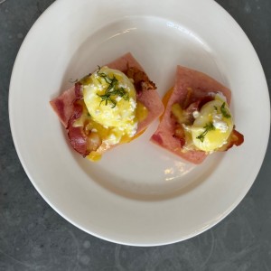 Huevos Benedictos
