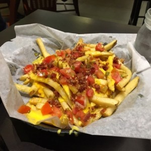Papas con queso y bacon