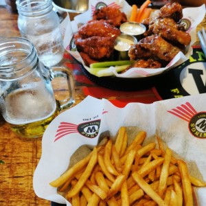 Alitas rebosadas, papas fritas.