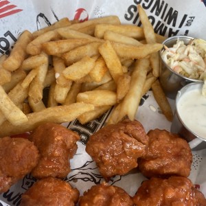 Buffalo Boneless con papas fritas