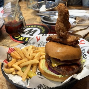 Hamburguesa con alitas