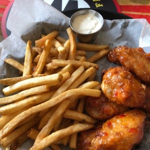 Alitas (chilli sweet) con papas fritas