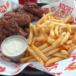 alitas con papas fritas