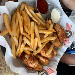 Alitas Fritas connsu salsas con Papas Fritas