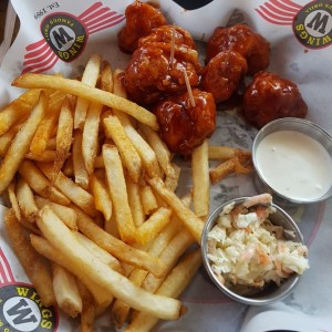 Boneless con papas fritas