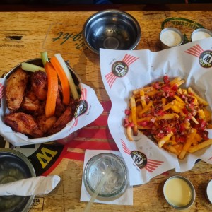 Buquet de 20 alitas + Cheese Bacon Fries