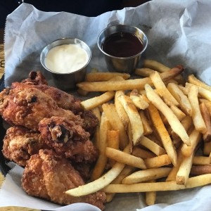 wings con papas 7.99