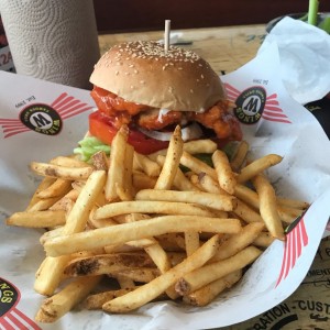 papas fritas con Emparedado de pollo buffalo