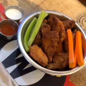 10 wings con salsa bufalo aparte