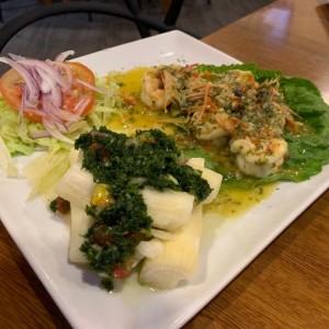 Langostino al ajillo con yuca al moho
