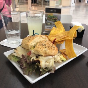 Emparedado de Pollo a la parrilla y aguacate con limonada