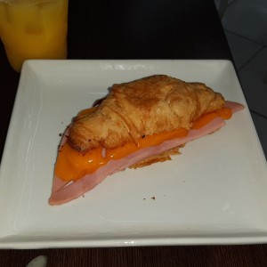 Crossaint con jamon y queso