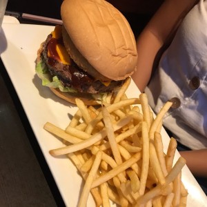 smoked hambuerguer con papas y soda blanca