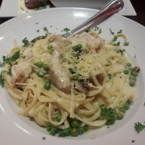 pasta en salsa Alfredo con hongos