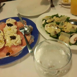 burrata y esalada de rugula