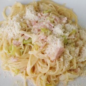 pasta con prosciutto y puerro