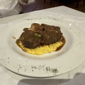 Ossobuco sobre Risotto a la Milanesa